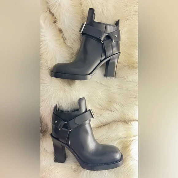💰⬇️ BURBERRY 
Black Leather Ankle Boots 
Women's  US 7 - Picture 12 of 16
